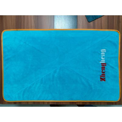 trama con toalla para el cabello